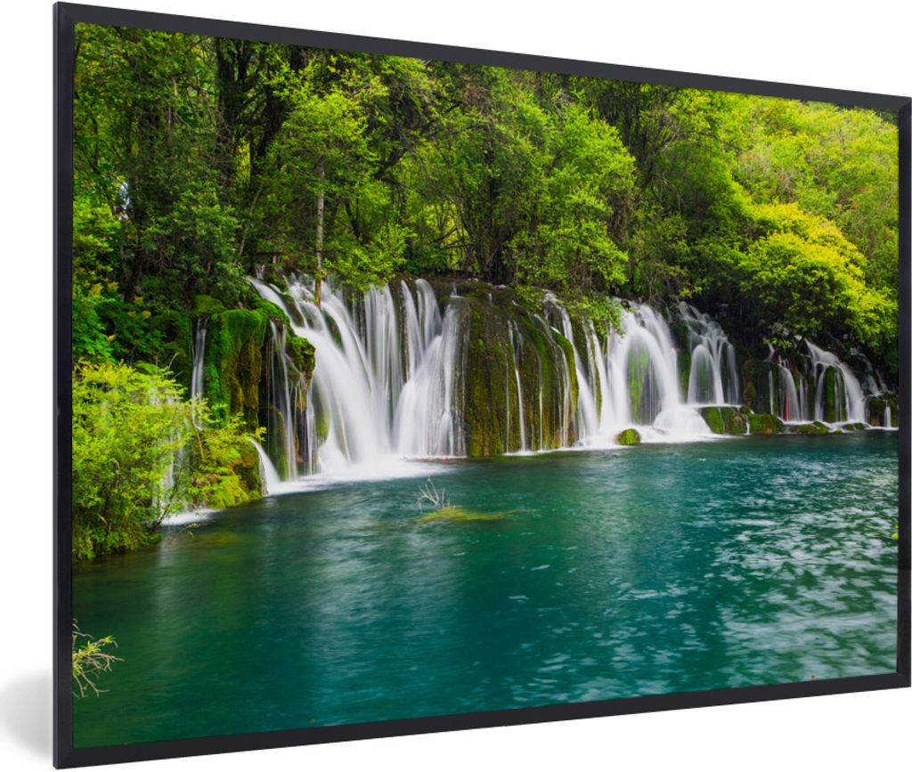 MuchoWow Gerahmtes Poster Die grüne Natur oberhalb der Wasserfälle im thailändischen Erawan-Nationalpark 30x20 cm - Poster mit Schwarzem Bilde...