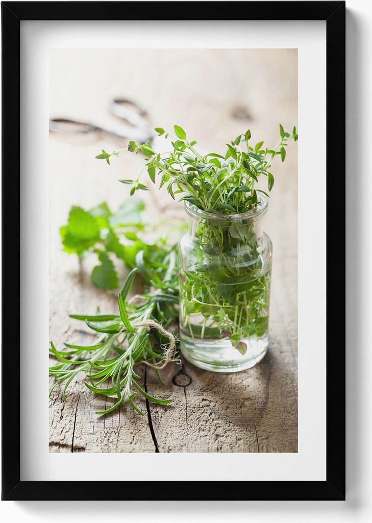 Kräuter in einem Gefäß auf Holz– Wandbild mit Rahmen – Gerahmtes Bild – Wanddekoration – 40x60 cm – Schwarz