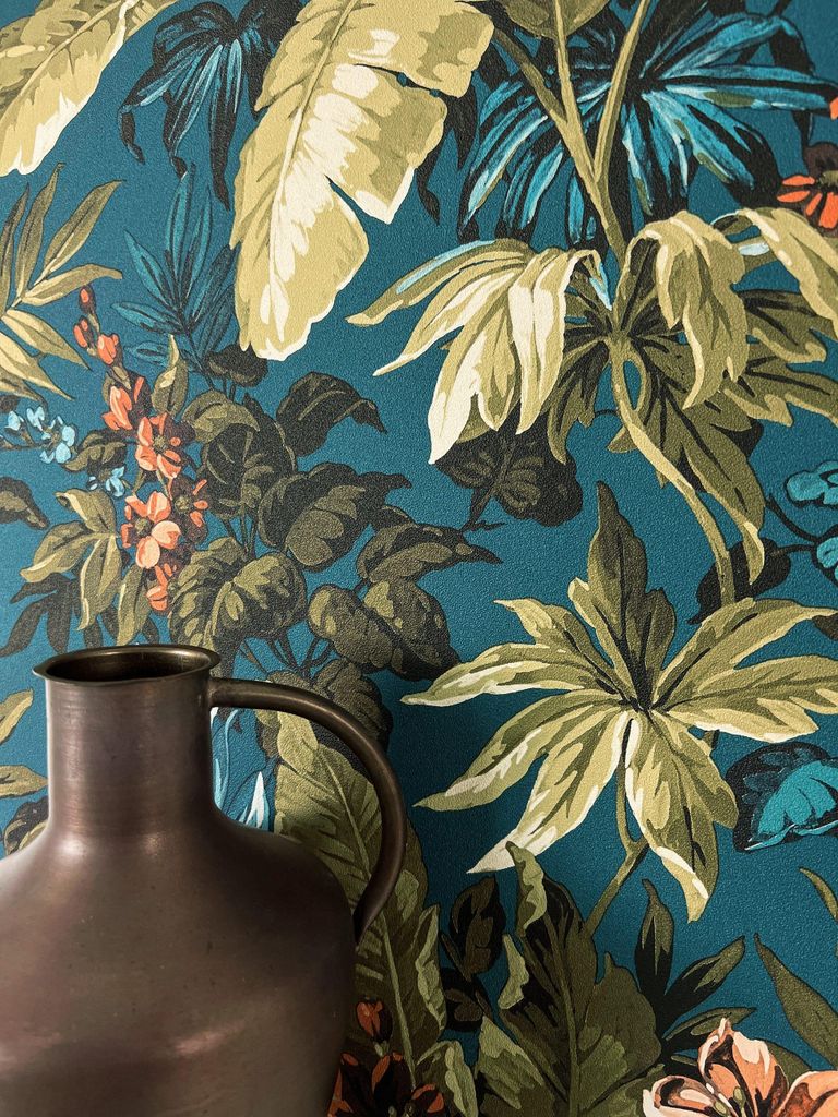 NEWROOM Tapete Petrol Vliestapete Dschungel - Mustertapete Modern Grün Orange Blumen Blätter Blumentapete Tropisch Dschungeltapete