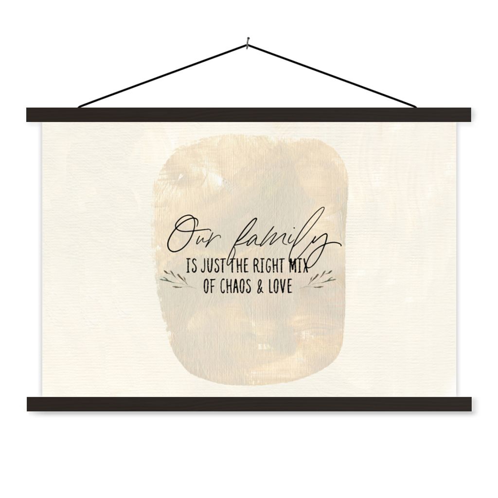 MuchoWow Textilposter Zitate - Familie - Unsere Familie ist genau die richtige Mischung aus Chaos und Liebe - Sprüche 150x100 cm mit schwarzem R...