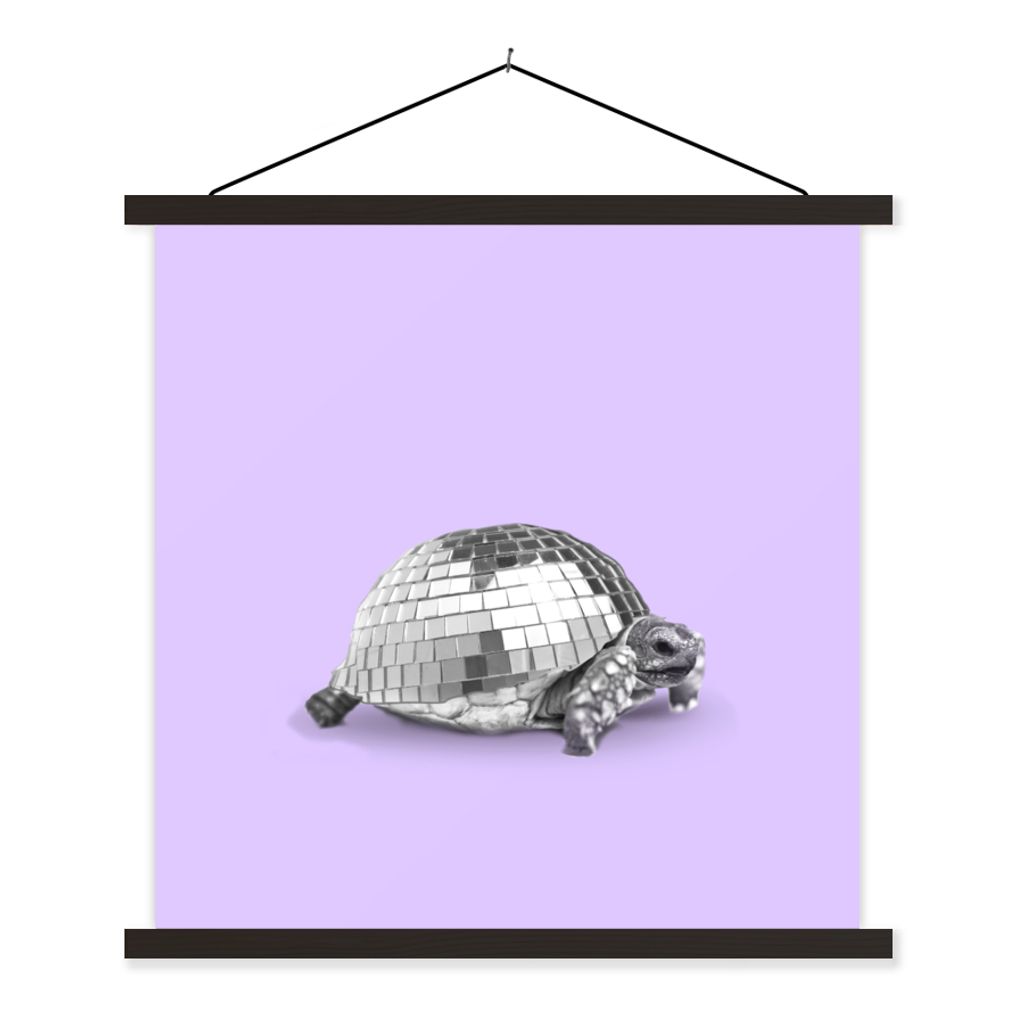 MuchoWow Textilposter Schildkröte - Discokugel - Disco - Tier - Lila 90x90 cm mit schwarzem Rahmen - Magnetisches