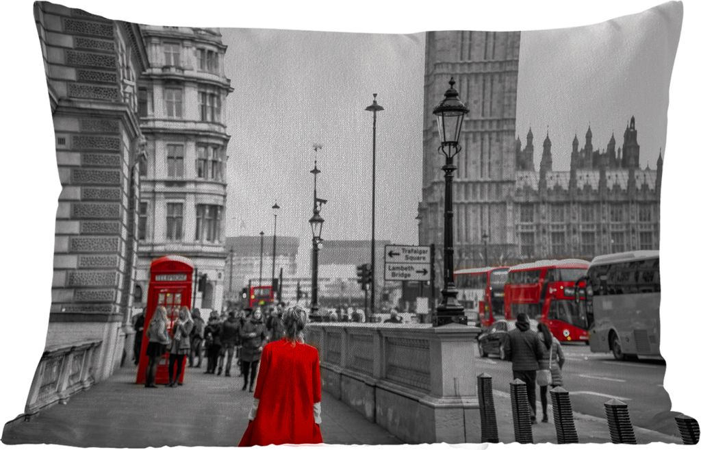 MuchoWow Outdoor Kissen - Schwarz-Weiß-Foto einer Frau in einem roten Kleid - 50x30 cm - Wetterfest - Lounge Kissen - Sofa kissen - Wohnzimmer D...