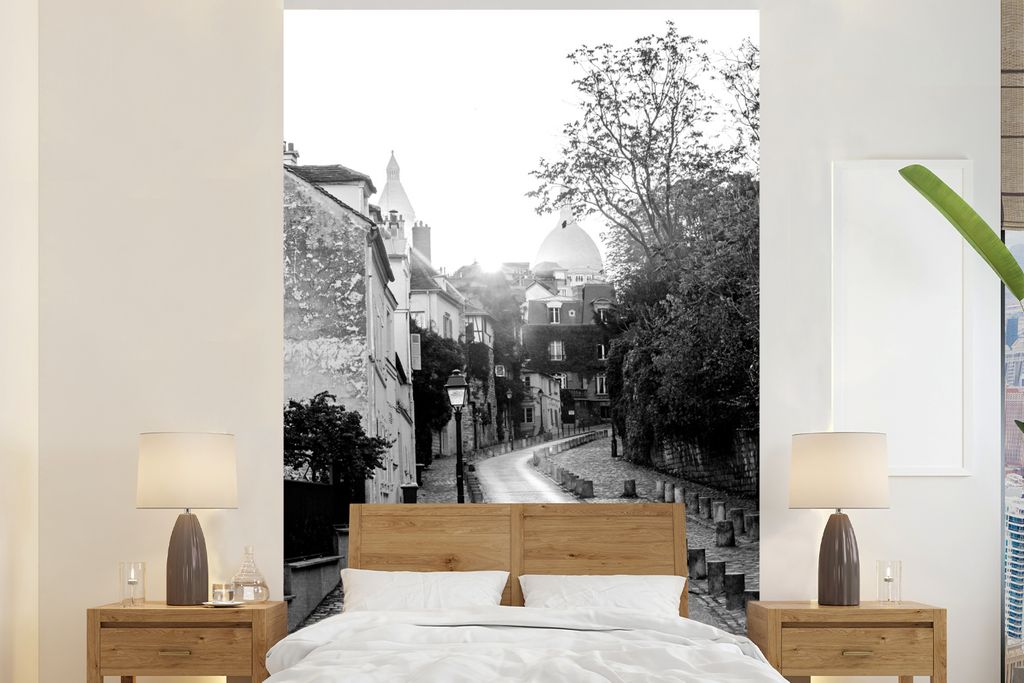 MuchoWow Fototapete für Wohnzimmer oder Schlafzimmer Wandtapete Vinyl Motivtapete Spaziergang entlang der Häuser von Paris - schwarz und weiß ...