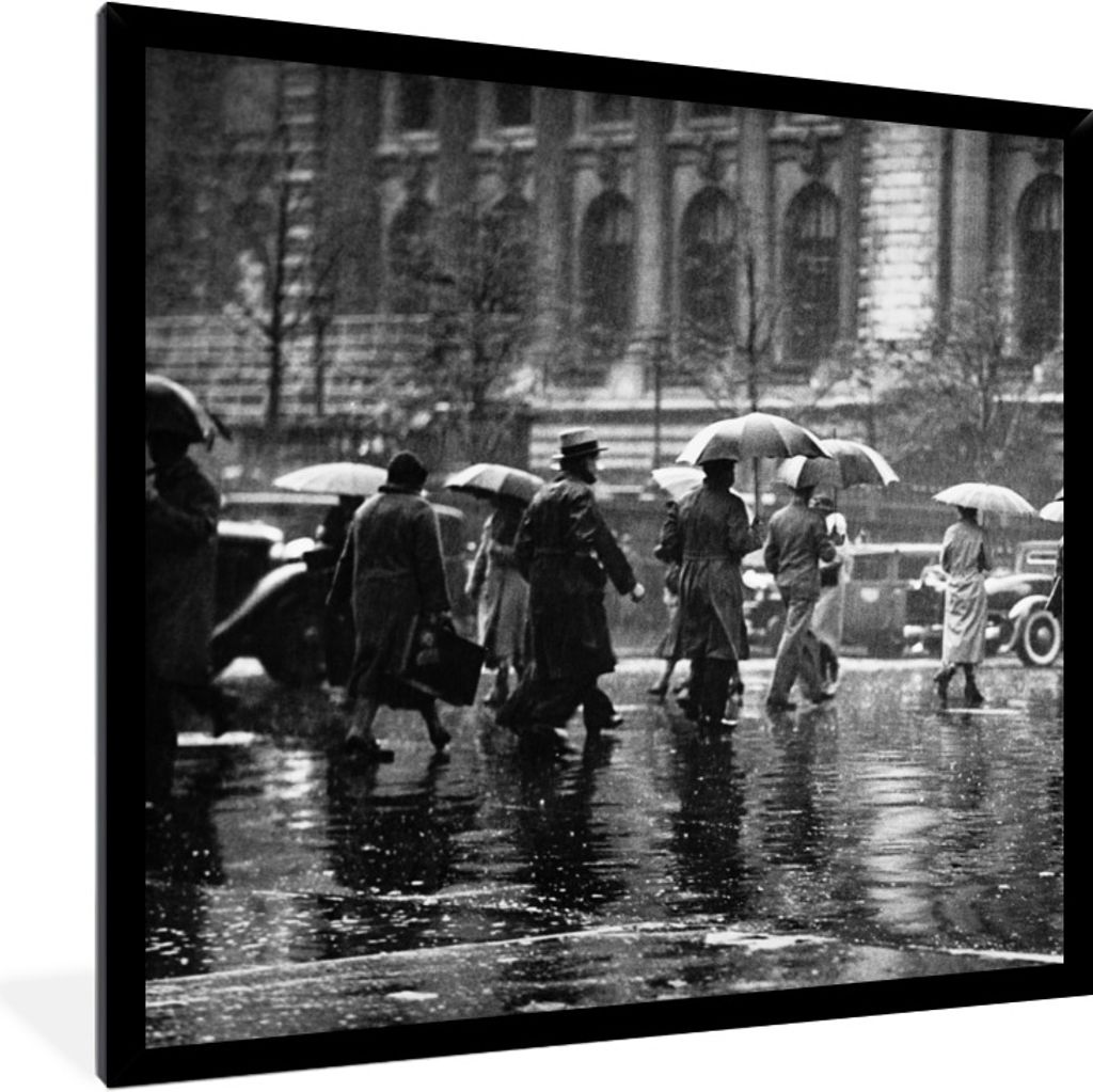 MuchoWow Gerahmtes Poster Menschen auf der Straße im Regen in New York - schwarz und weiß 40x40 cm - Poster mit Schwarzem Bilderrahmen Wandpost...