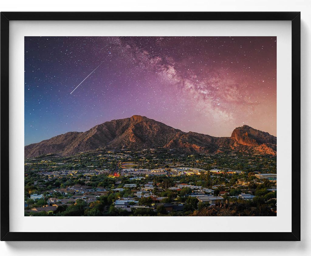 Berge mit einer Galaxie am Himmel– Wandbild mit Rahmen – Gerahmtes Bild – Wanddekoration – 80x60 cm – Schwarz Rahmen