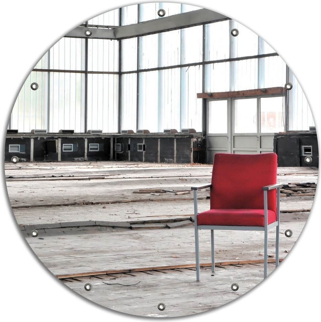 Wallario rundes Outdoor-Poster für Garten oder Balkon, Motiv Stille und Leere - ein einsamer roter Stuhl in einer alten Halle, 90 cm Durchmesser