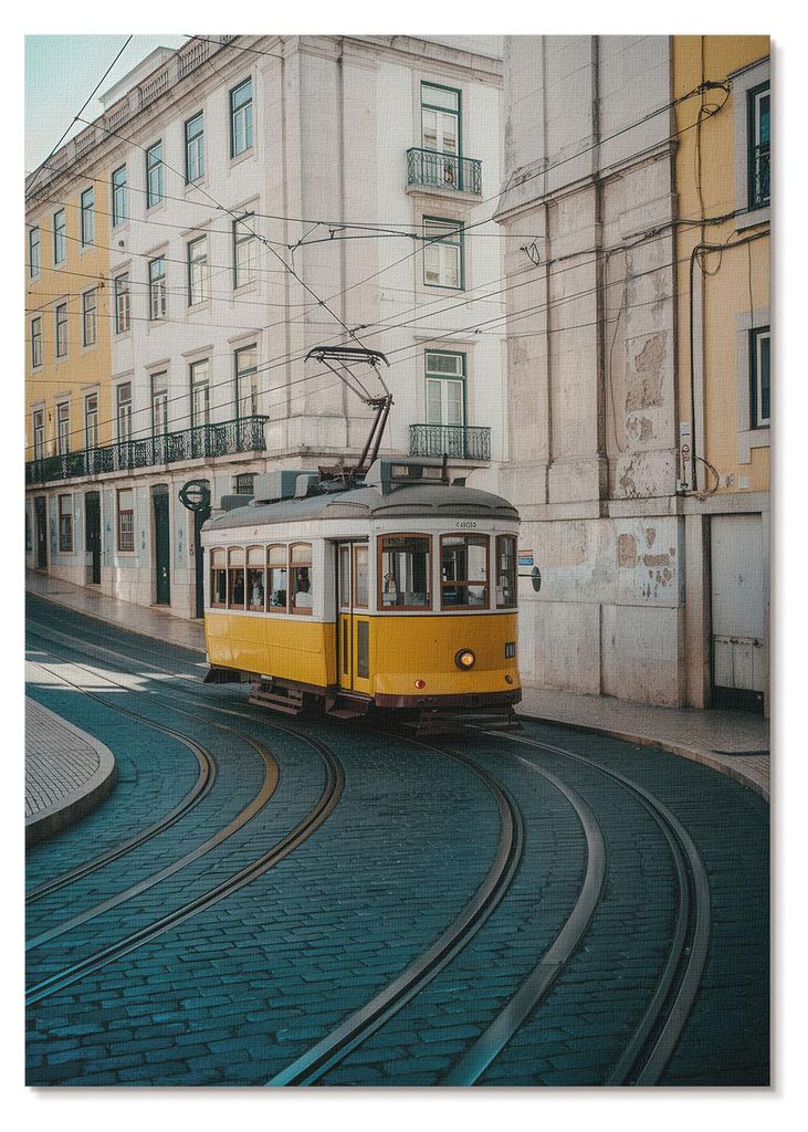 POSTER - 59x84 cm (A1) - Visual Echo - Eine gelbe Straßenbahn in einer Kurve einer Stadtstraße - Wandbild für Wohnzimmer Schlafzimmer & Flur, Mo...