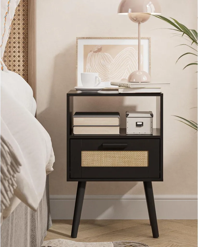 Meuble de nuit noir en rotin pour chambre organisée avec tiroirs bois