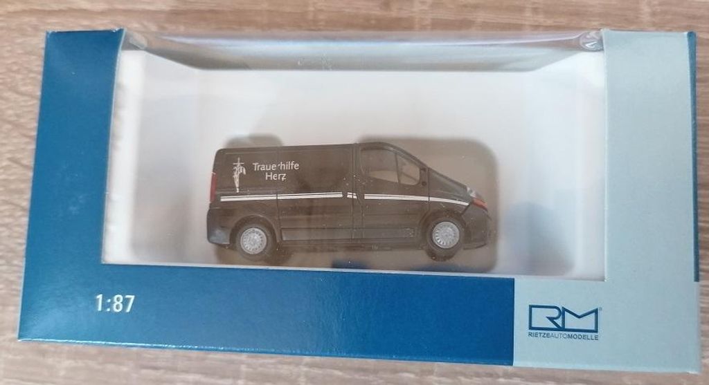 Rietze 51392 - 1/87 Renault Trafic Trauerhilfe Herz-Filmwagen - Neu