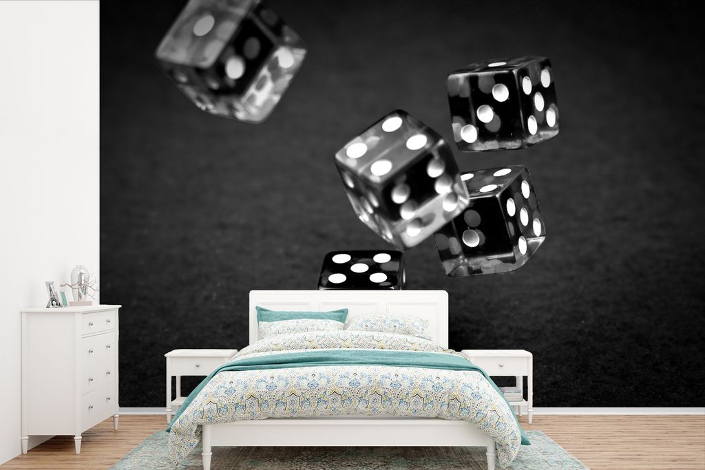 MuchoWow Fototapete für Wohnzimmer oder Schlafzimmer Wandtapete Vinyl Motivtapete Würfel fallen auf den Tisch - schwarz und weiß - 525x350 cm ...