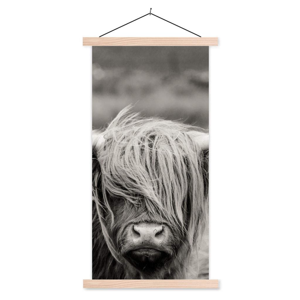 MuchoWow Textilposter Schottischer Highlander - Kuh - Tiere - Schwarz-Weiß - Ländlich 40x80 cm mit holzfarbenen Rahmen - Wohnzimmer