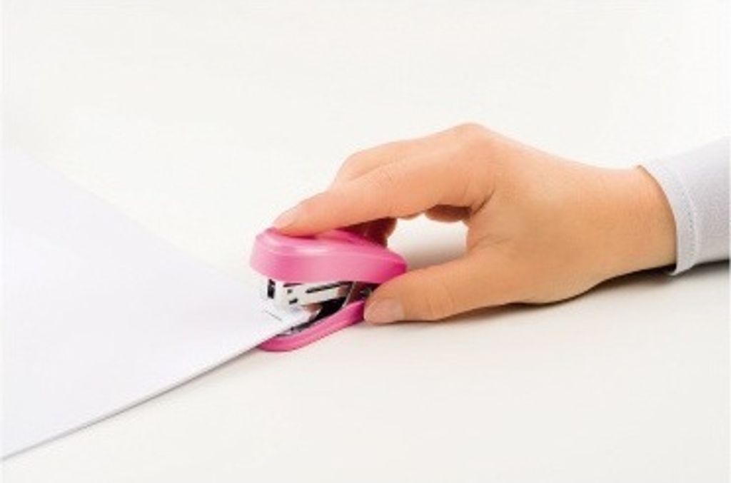 Cucitrice Mini Novus - 320 Punti, Formato 24/6, Per 12 Fogli - Colore Rosa - Foto 4