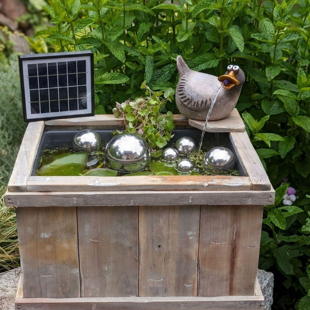 Miniteich Komplettset mit Solar-Wasserspeier Ente Holzkiste Produktbild 