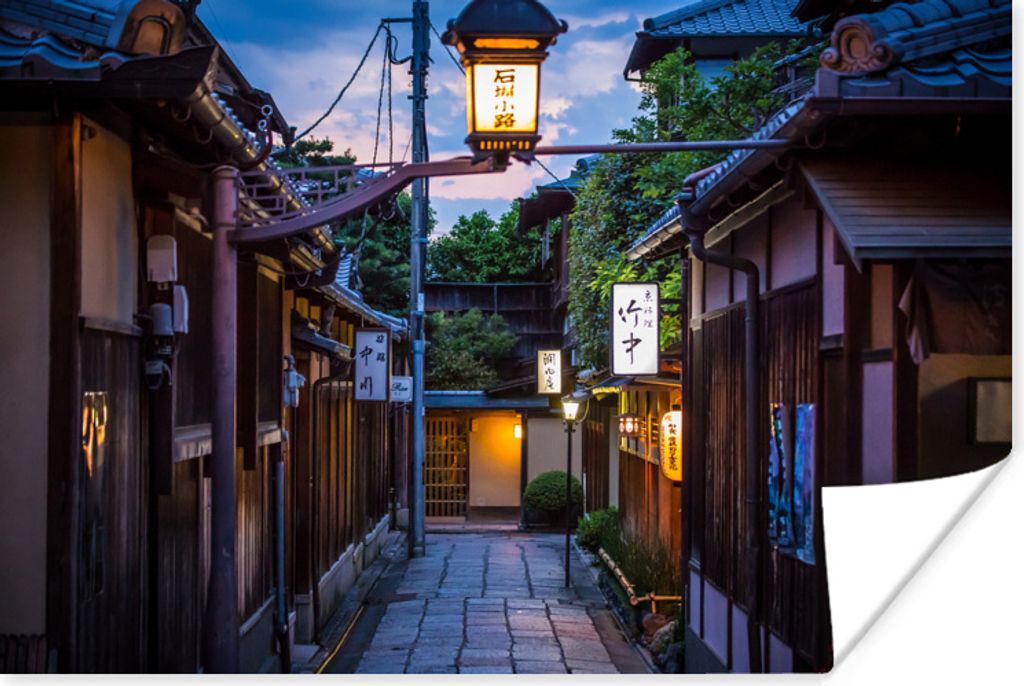MuchoWow Poster Ein traditioneller Baum hinter den Straßen bei Gion in Japan 90x60 cm - Schlafzimmer