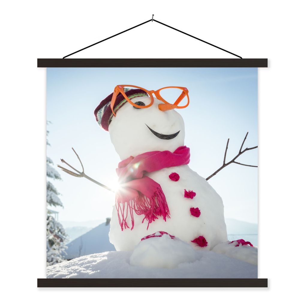 MuchoWow Textilposter Ein Schneemann mit der Sonne im Rücken schafft eine weihnachtliche Atmosphäre 120x120 cm mit schwarzem Rahmen - Aufhängu...