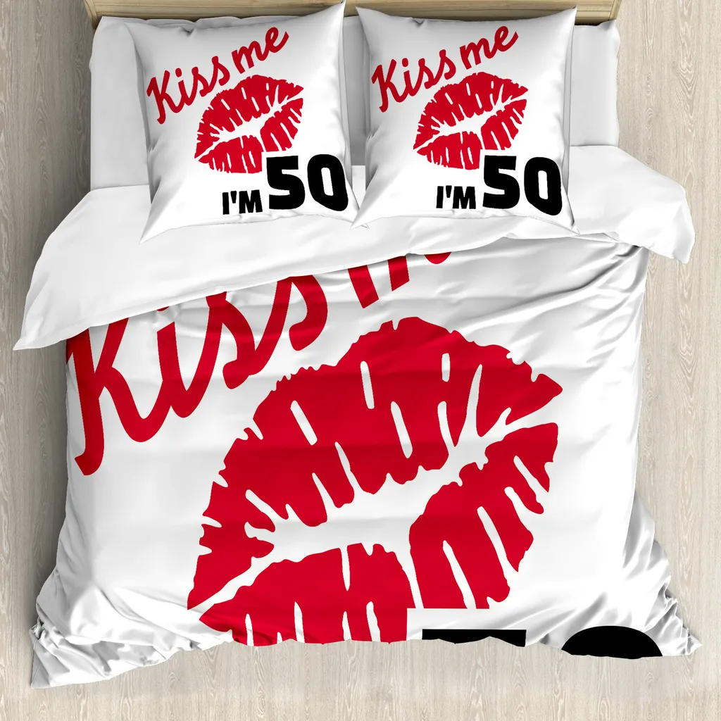 ABAKUHAUS 50° compleanno Copripiumino, Alter 50 küssen Mich, antiacaro, adatto a chi soffre di allergie, con federe, 200 cm x 200 cm - 80 x 80 cm, rosso, nero, bianco