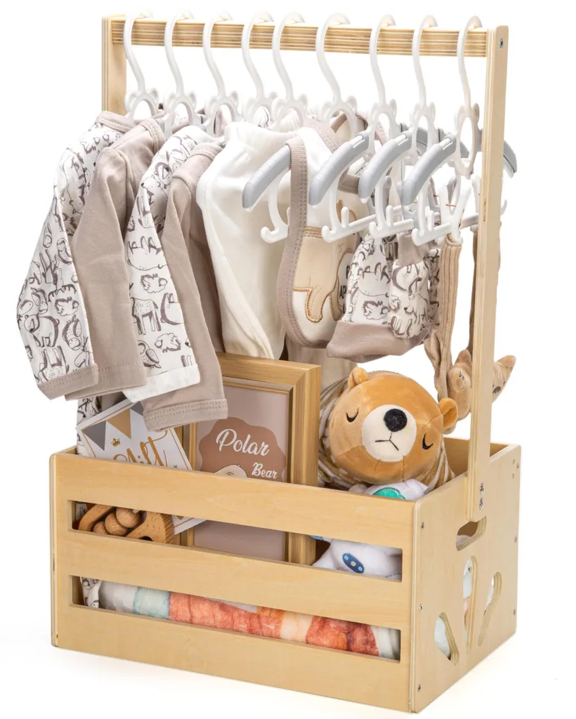 Coffret cadeau fête prénatale avec penderie bois et rangement à langer