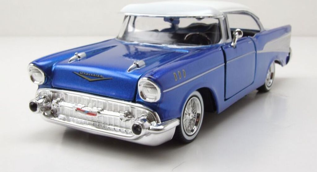 Motormax 79030B Chevrolet Bel Air Get Low 1957 blau weiß 1:24