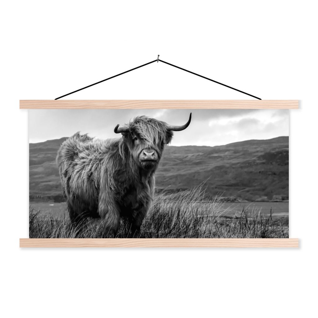 MuchoWow Textilposter Schottischer Highlander - Berg - Wasser - Natur - Kuh 120x60 cm mit holzfarbenen Rahmen - Klemmleiste