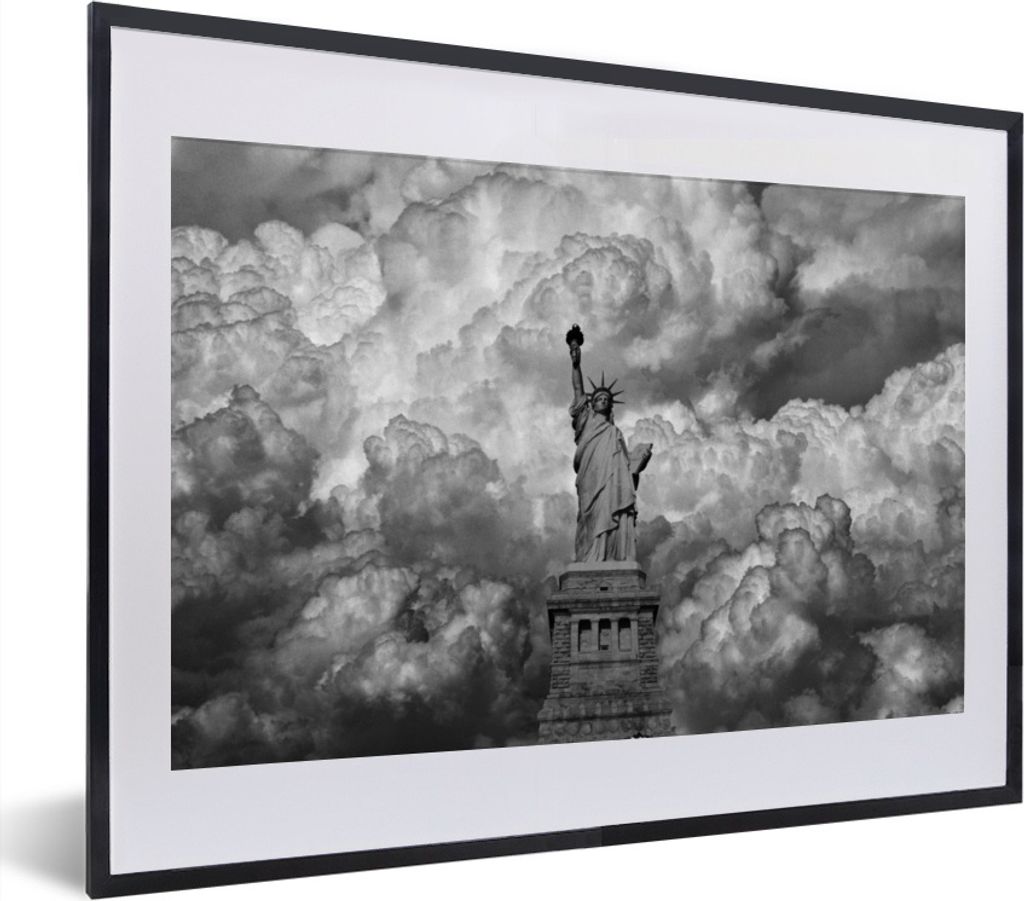 MuchoWow MuchoWow Gerahmtes Poster Freiheitsstatue in New York an einem bewölkten Tag in schwarz-weiß 40x30 cm - Poster mit zchwarzem Bilderr...