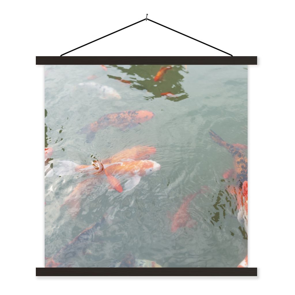 MuchoWow Textilposter Eine Gruppe von Koi-Karpfen in einem Teich 120x120 cm mit schwarzem Rahmen - Aufhängungsset