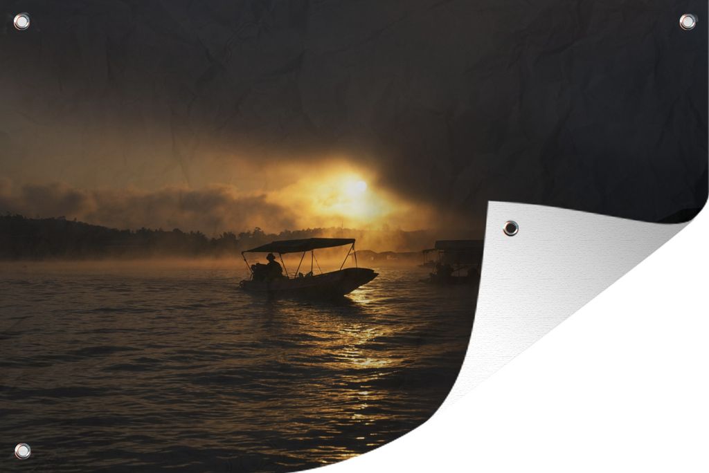 MuchoWow 90x60 cm Outdoor-Poster Gartendeko Sichtschutz Garten Poster für den Garten Boot mit Nebel im Sonnenuntergang