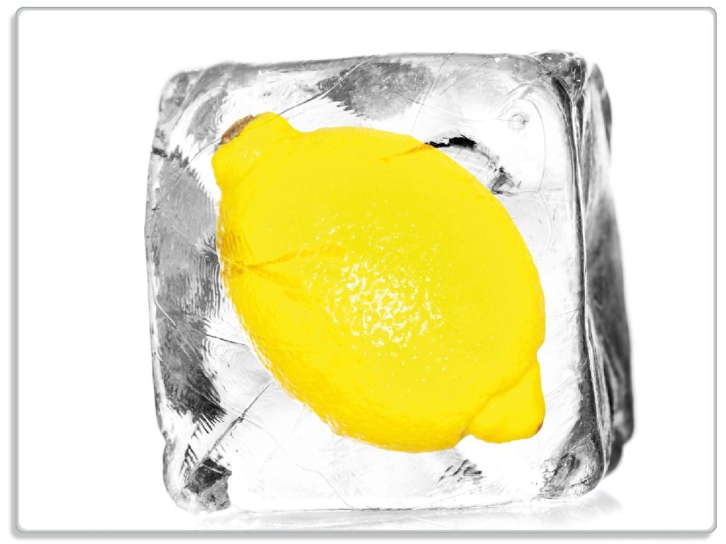 Wallario Glasunterlage, Schneidebrett aus Glas, Größe 30 x 40 cm, Motiv Zitrone in Eiswürfel - Eiskaltes Obst