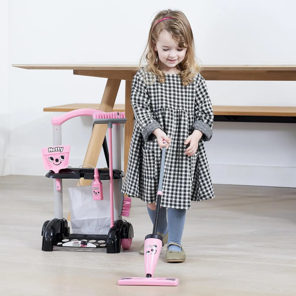 Chariot de ménage Casdon Hetty : fini l'ennui, apprenez à nettoyer en jeu
