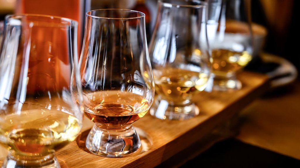 Jochen Schweizer Whisky Tasting Stuttgart (6 Premium Sorten); Erlebnis verschenken oder selbst erleben; Gutschein gültig für 1 Person Gruppengr...