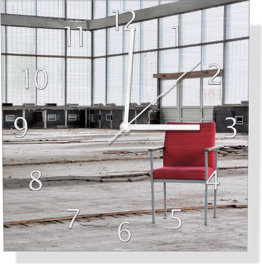 Wallario Design Wanduhr Stille und Leere - ein einsamer roter Stuhl in einer alten Halle aus Aluverbund, Größe 30 x 30 cm