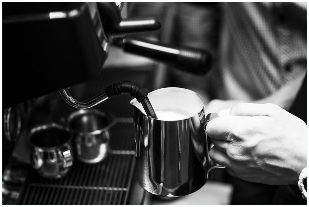 Wallario Premium Glasbild, freischwebende Optik, kräftige Farben, Größe 90 x 60 cm Motiv Barista - Einblick in ein Café