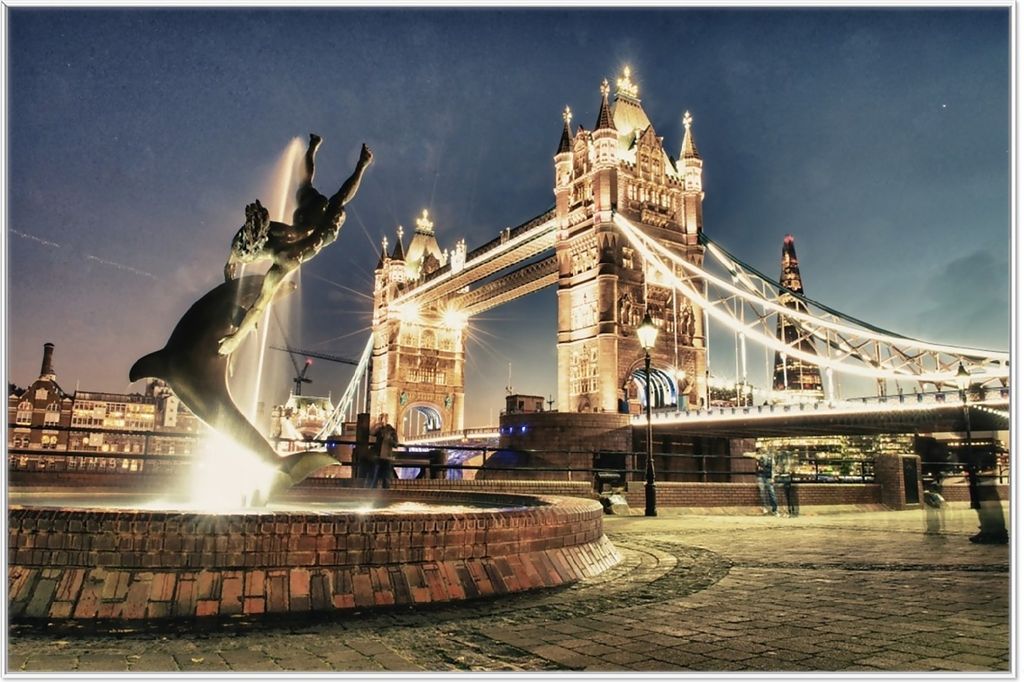 Wallario Wandbild London - Tower Bridge bei Nacht, Größe: 61 x 91,50 cm, Poster mit weißem Aluminiumrahmen