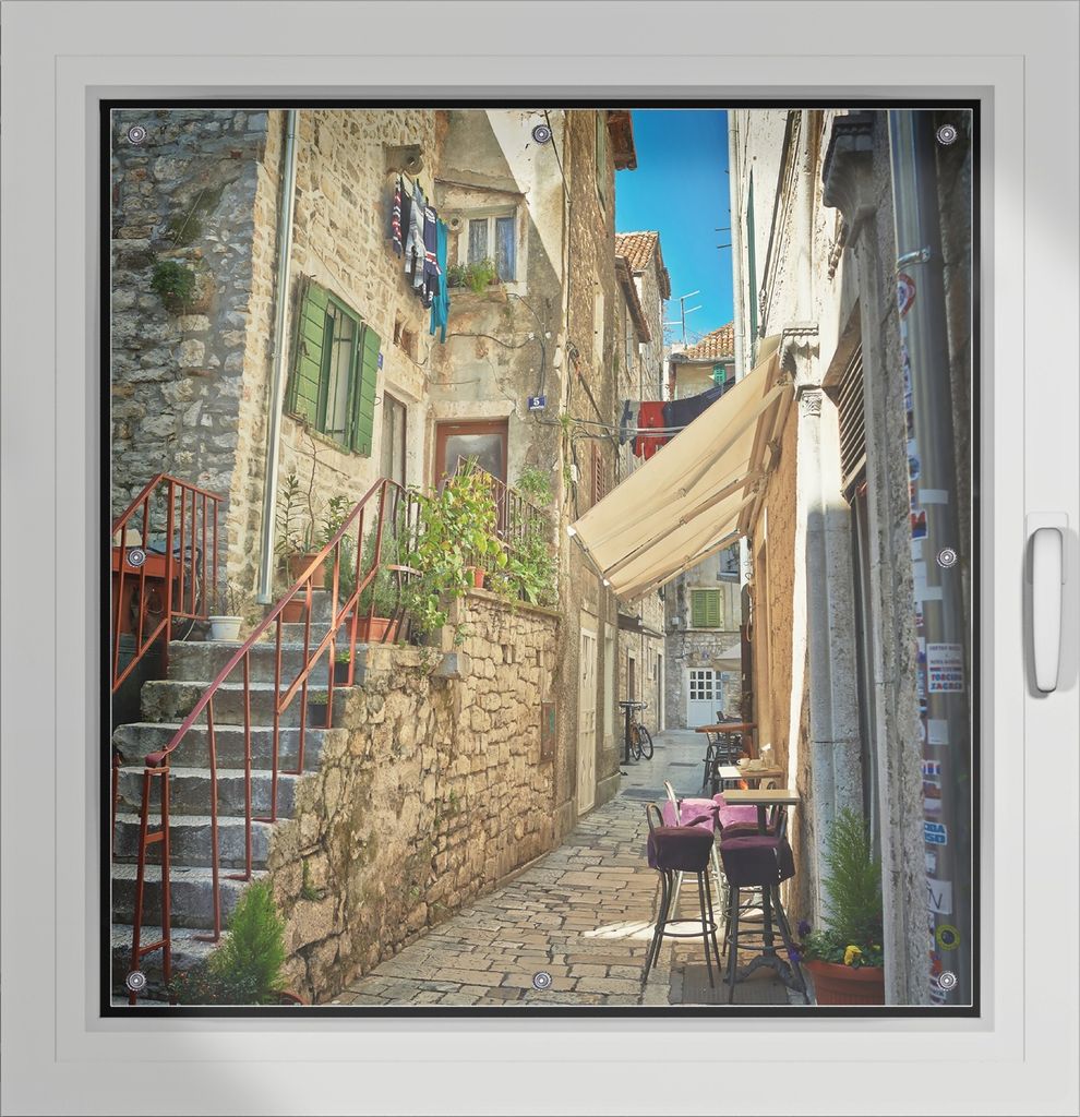Wallario Lichtschutzbild, Dekorativer Sichtschutz Sonnenschutz 96 x 100 cm mit Motiv: Romantische Gasse in Kroatien mitten in der Stadt - Verdunklu...
