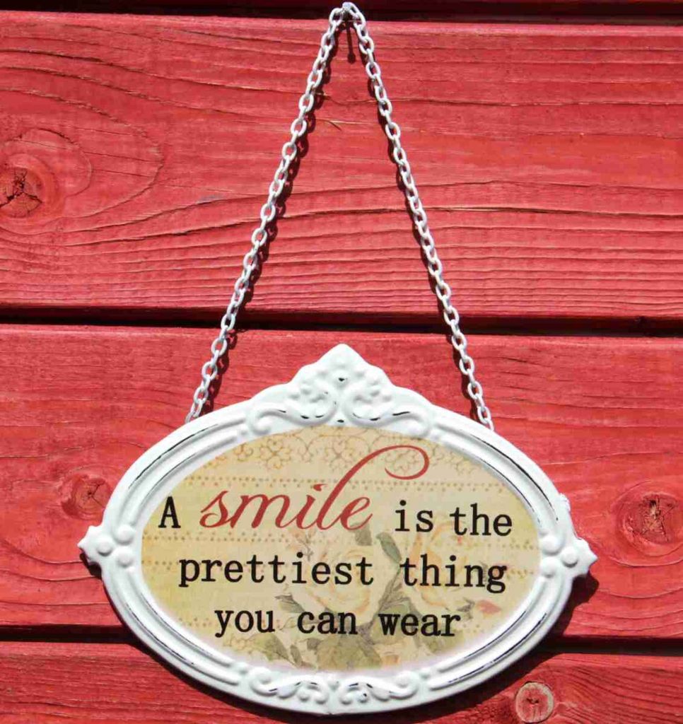 Türschild A Smile Is The Prettiest Thing You Can Wear - Schild im Antik Look