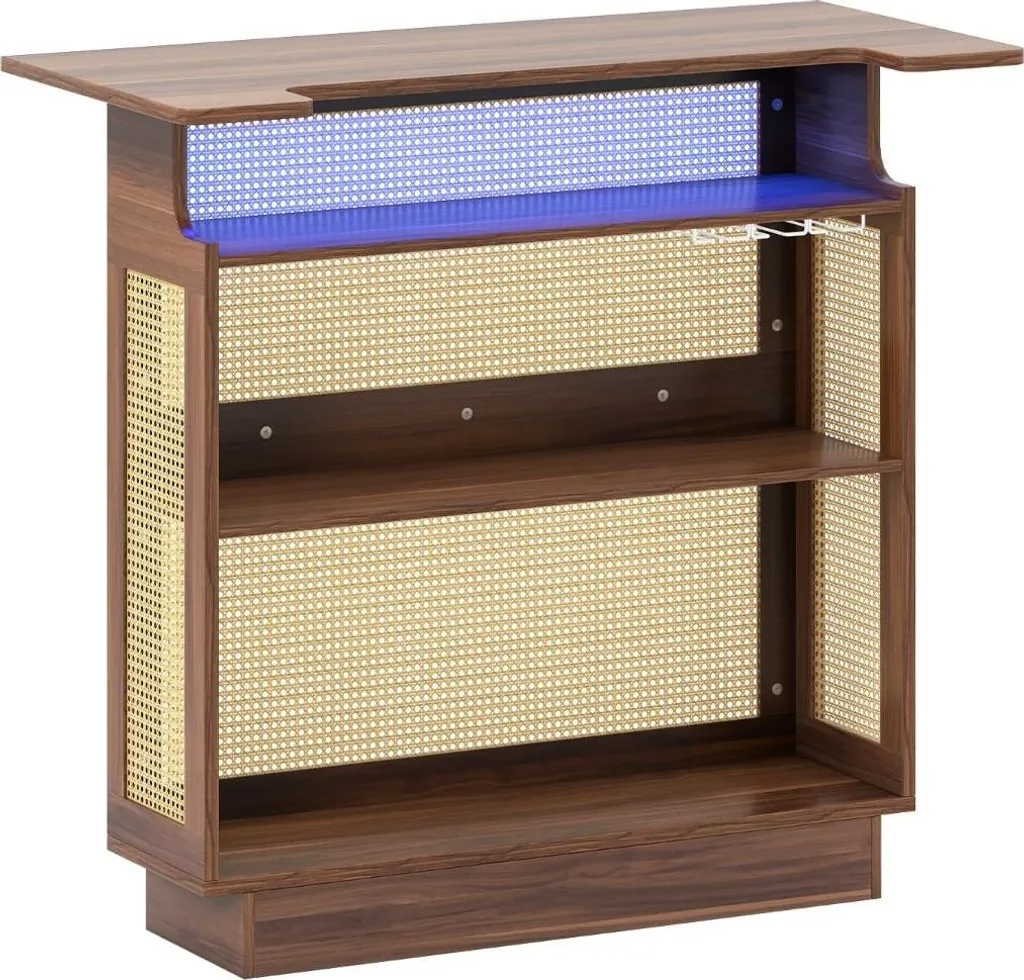 Bar d'intérieur rotin pour soirée avec éclairage LED et support verres