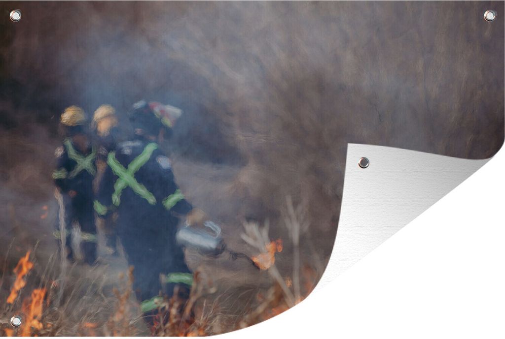 MuchoWow 120x80 cm Outdoor-Poster Gartendeko Sichtschutz Garten Poster für den Garten Ein Feuerwehrmann löscht ein Feuer, das während einer H...