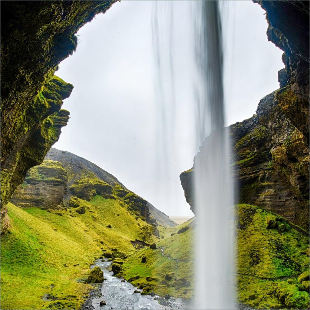 Wallario Sticker / Aufkleber für Kühlschrank / Geschirrspüler / Küchenschränke, selbstklebende Folie - 60 x 60 cm, Motiv: Hinter dem Wasserfall