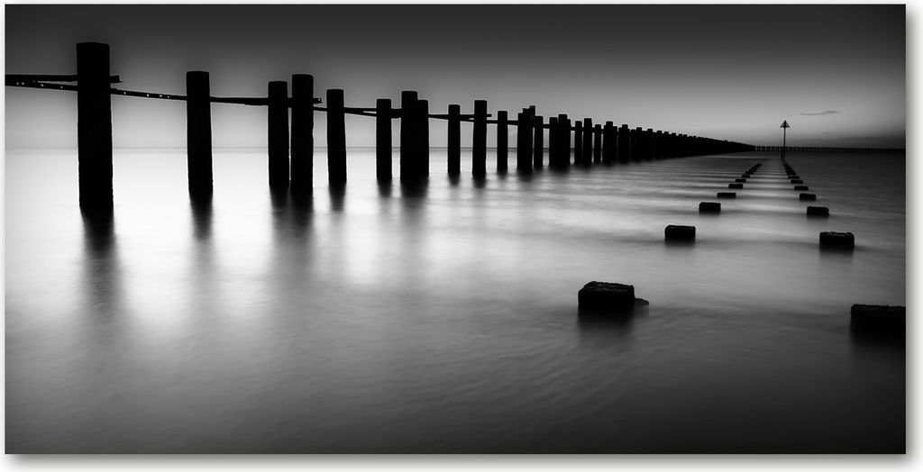 Tulup Glas-Bild -140x70- Wandkunst Dekorative Wand für Küche & Wohnzimmer - Landschaften - Themse Wellenbrecher - Schwarzweiß