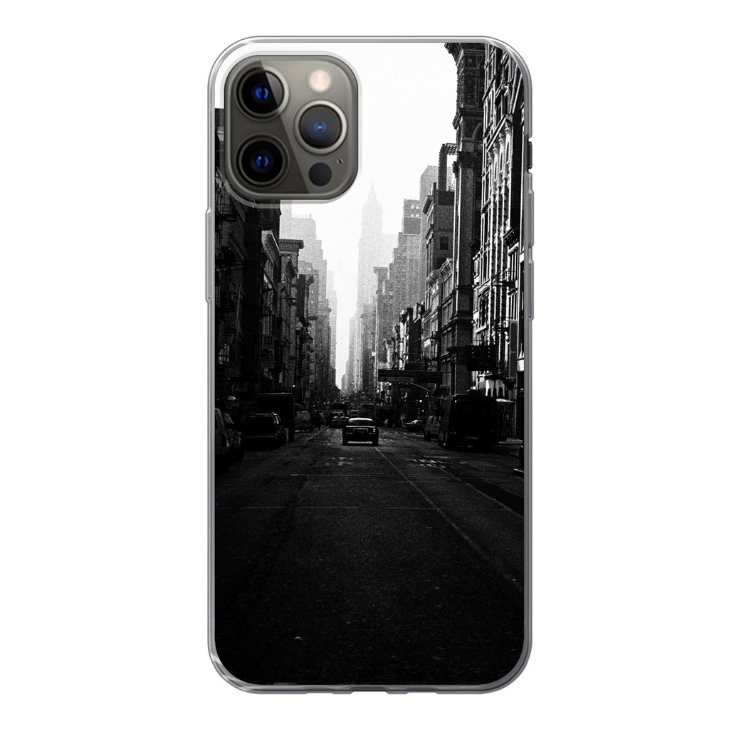 MuchoWow Handyhülle Schutzhülle Hülle für iPhone 12 Pro Autofahrt durch eine ruhige Straße in New York in schwarz-weiß Silikon Softcase Han...