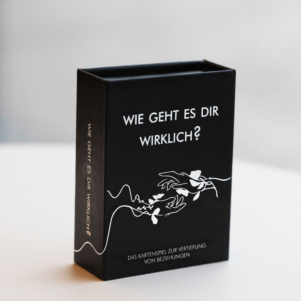 Spielkarten mit Fragen, die zum Nachdenken anregen und Verbindung schaffen