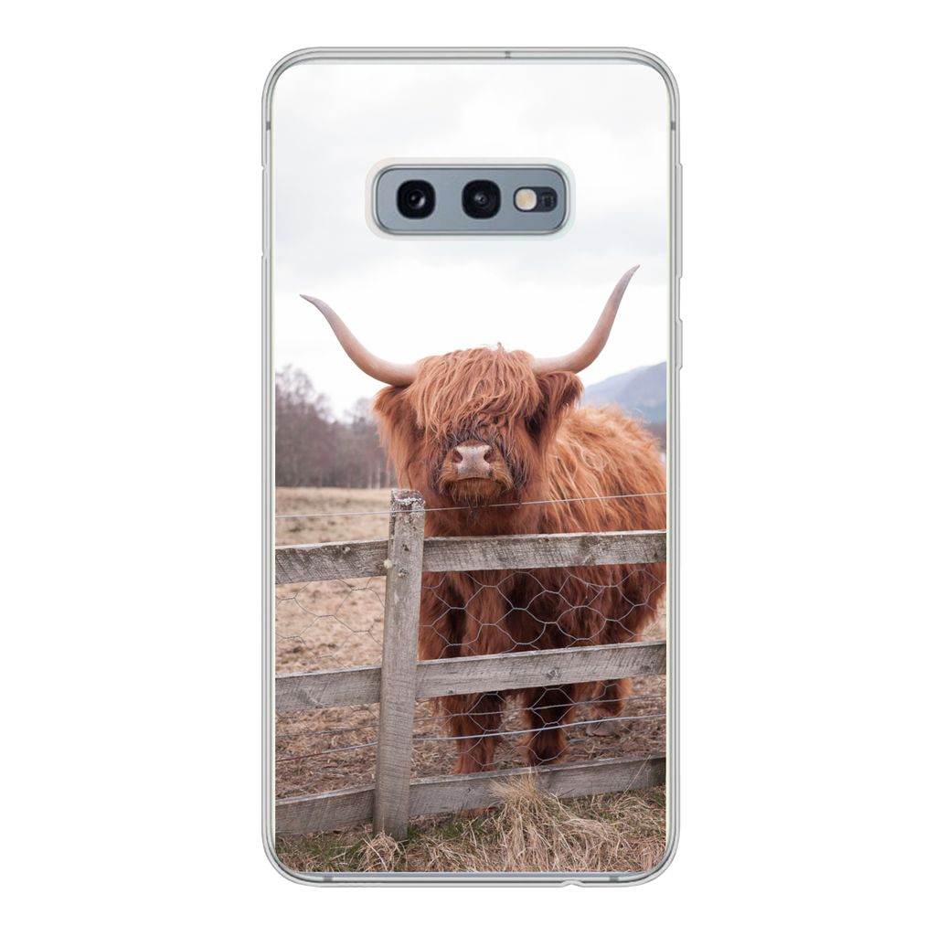 MuchoWow Handyhülle Schutzhülle Hülle für Samsung Galaxy S10e Scottish Highlander - Gras - Zaun Silikon Softcase Handy Hülle - Handy
