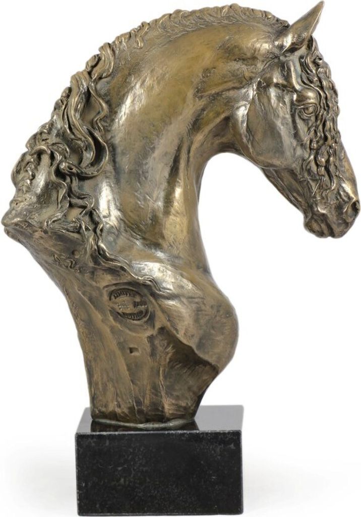 Friesisches Pferd Mary - eine große Statue mit einem Pferd, ein Büste auf einem steinernen Sockel, ein prestigeträchtiger Preis im Wettbewerb de...