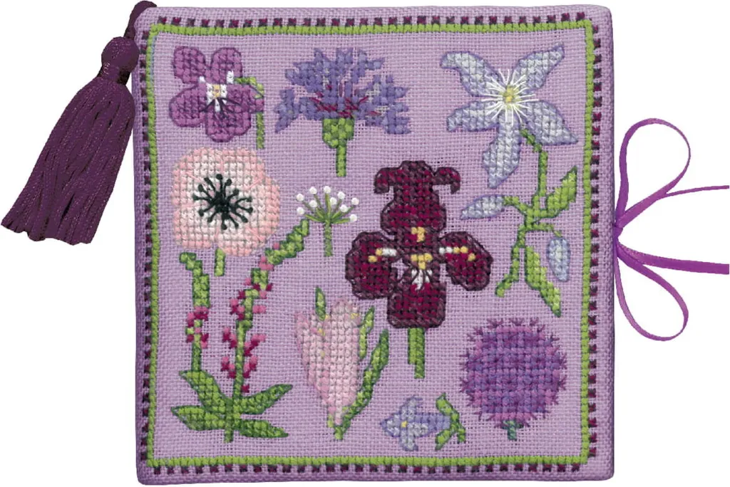 Kit Broderie Point de Croix Étui à Aiguilles Fleurs Mauves 11x11 cm