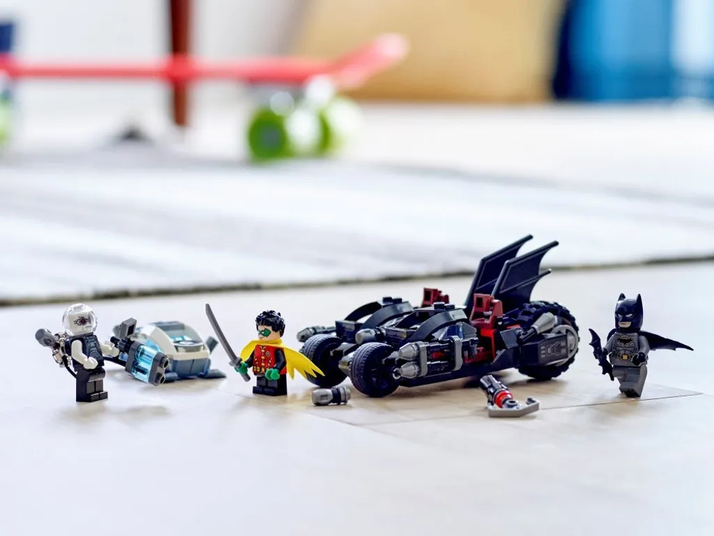 Jeu de construction Batcycle LEGO DC Comics 76118 avec figurines