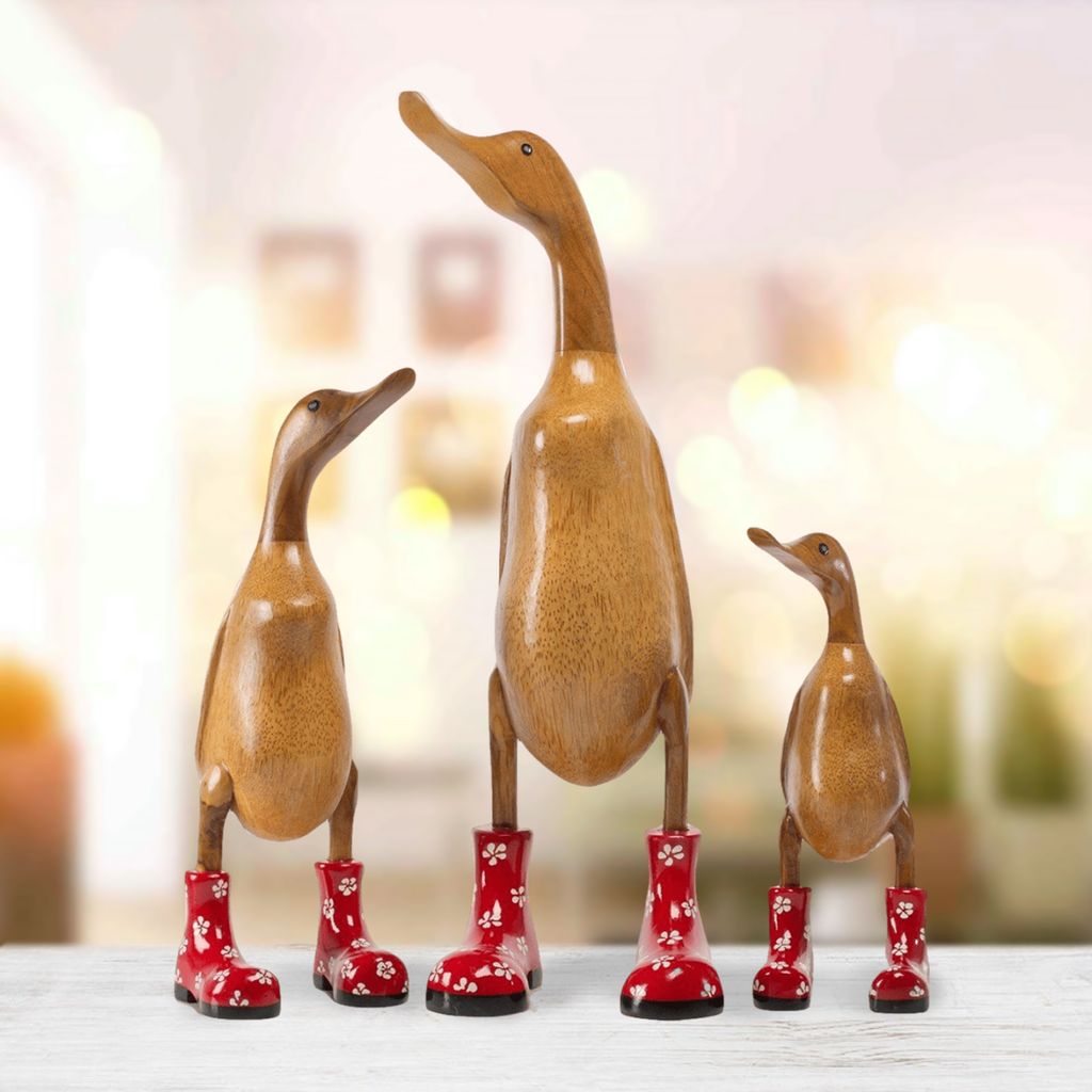 Handgefertigte Deko-Figur Ente mit Rot gepunkteten Stiefeln aus Holz, ca 35cm