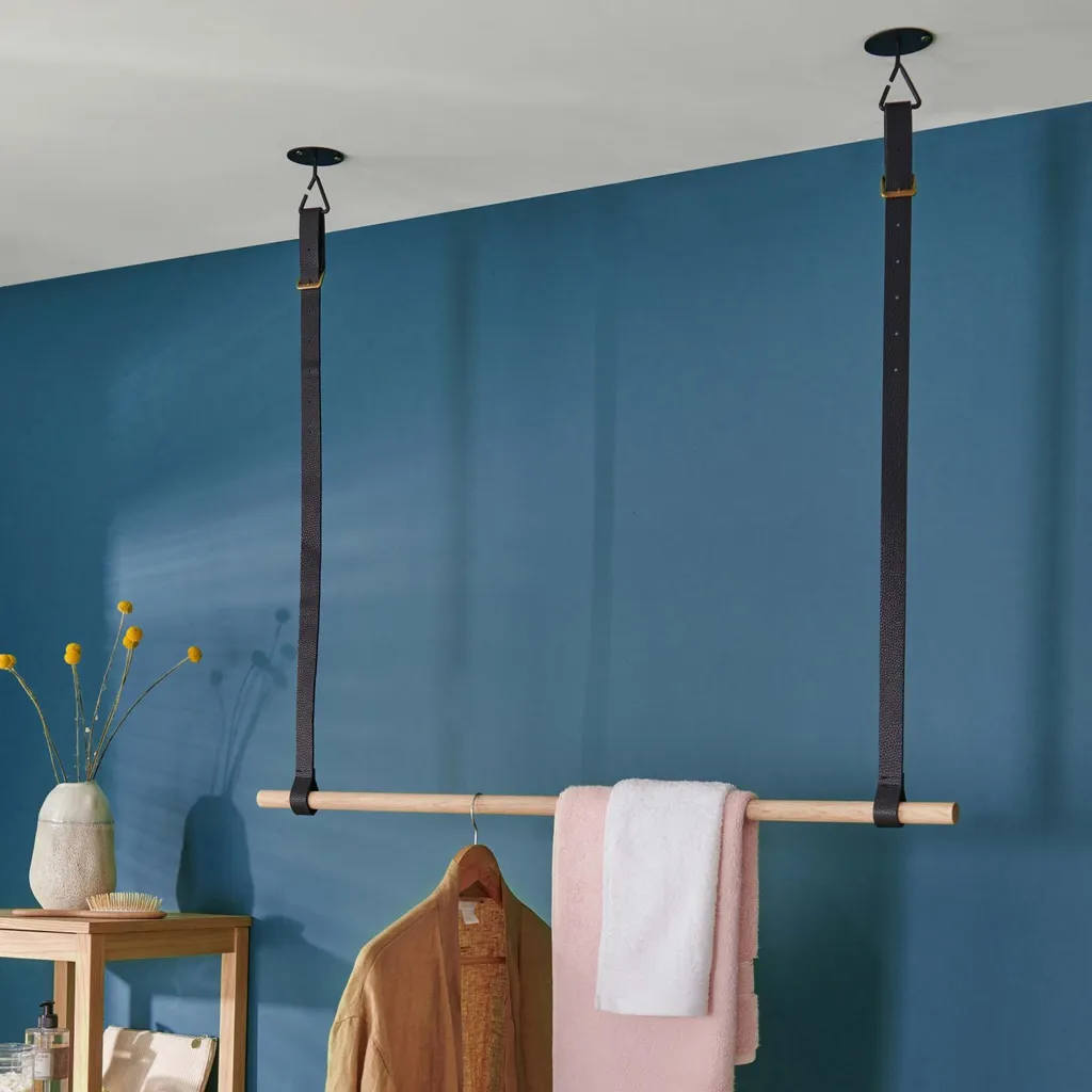 Portant à vêtements suspendu en bois noir et cuir design VIKY