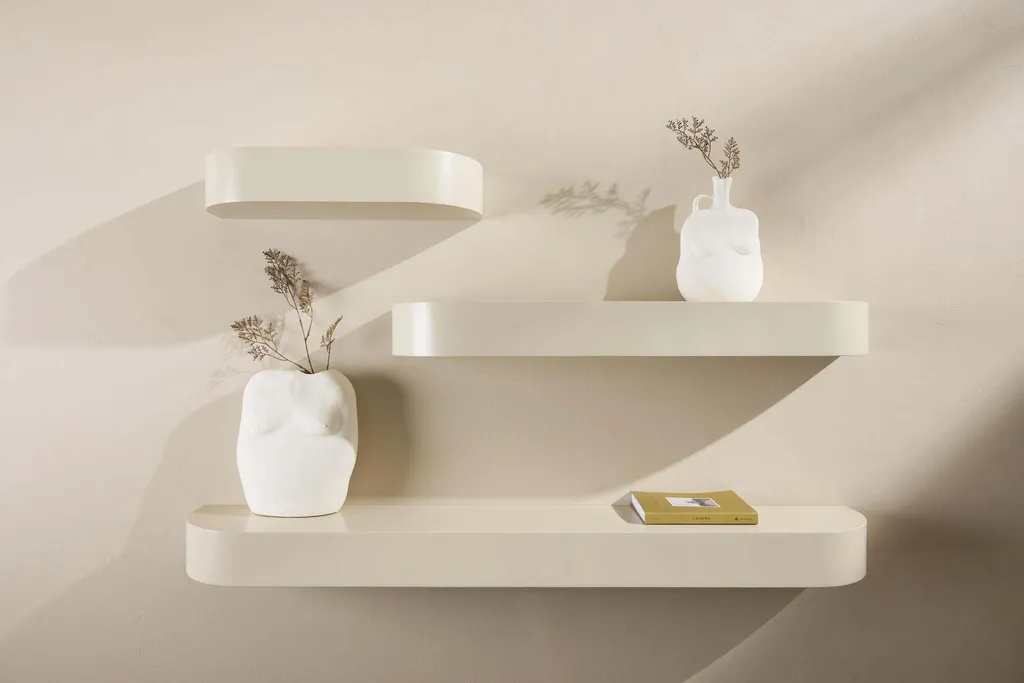 Table basse de sol beige de 135cm pour coin détente chaleureux