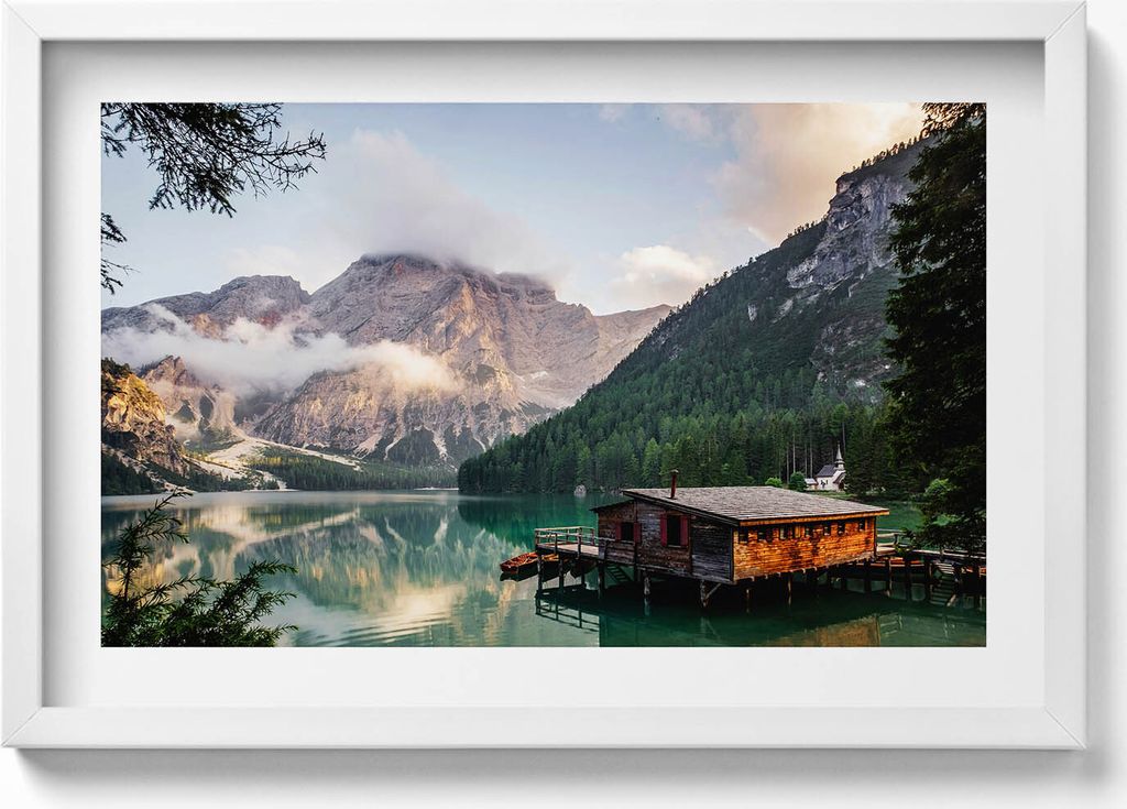 Hütte an einem See in den Bergen– Wandbild mit Rahmen – Gerahmtes Bild – Wanddekoration – 60x40 cm – Schwarz Rahmen