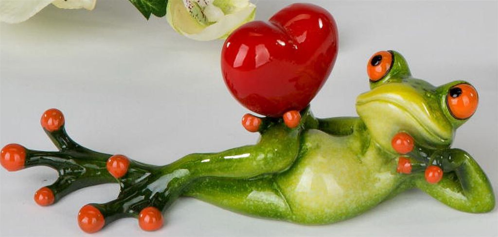 Dekofigur lustiger Frosch mit Herz, liegend, 16 cm