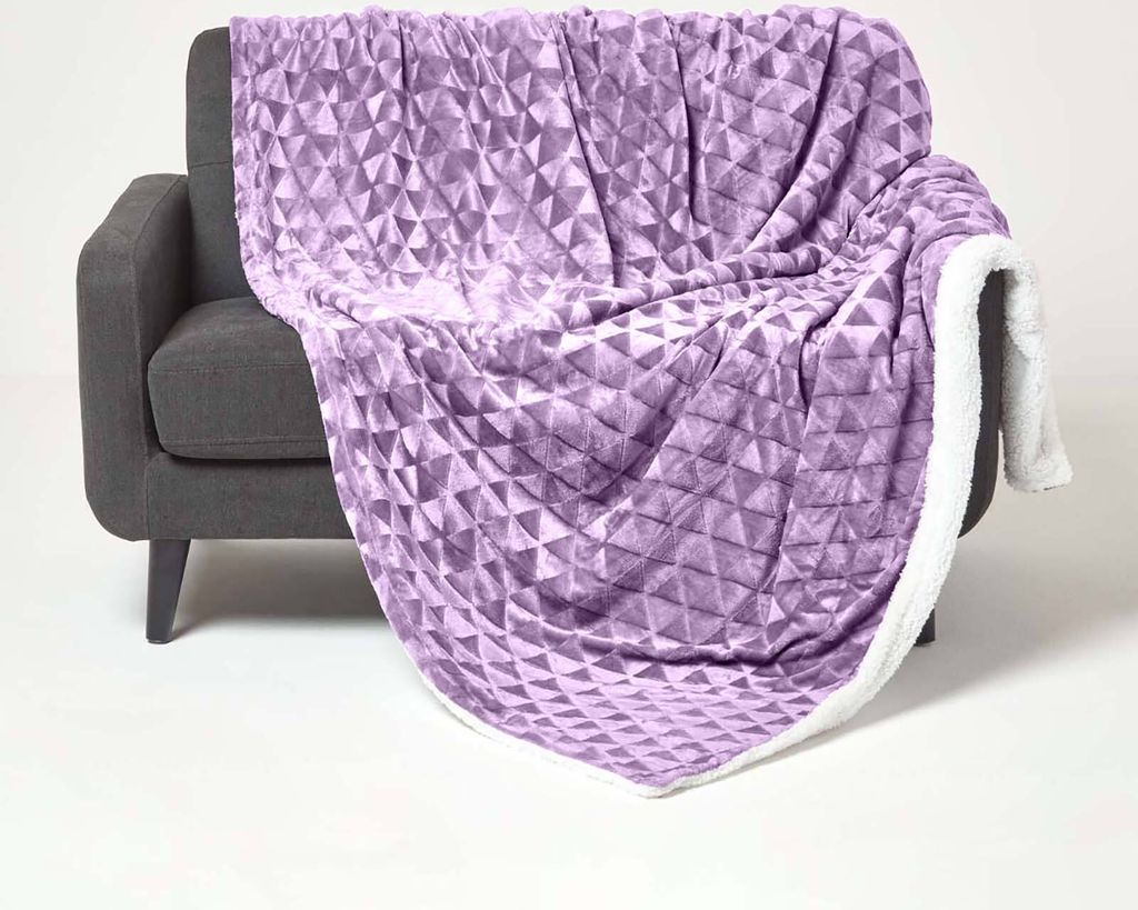 HOMESCAPES Kuschelige Samtdecke mit Dreiecksmuster - Sherpa-Decke lavendel-lila, 130 x 160 cm